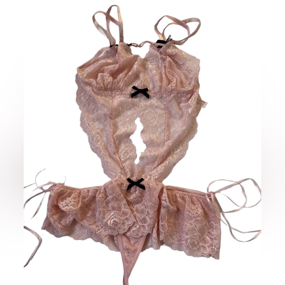 La Vie En Rose Sexy Lingerie  Size XS Peach Lace Thong NWT
